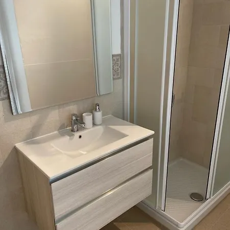 Azzurra Ridi Che Ti Passa ゲストハウス アラッシオ