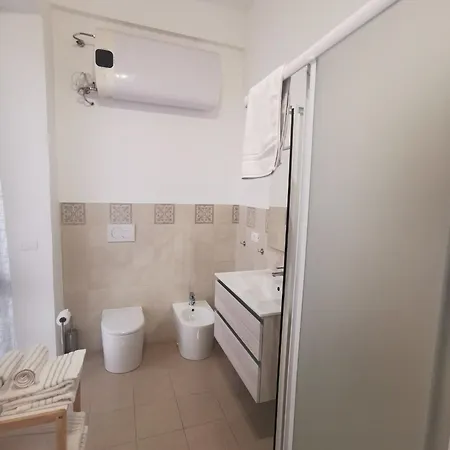 Azzurra Ridi Che Ti Passa ゲストハウス アラッシオ